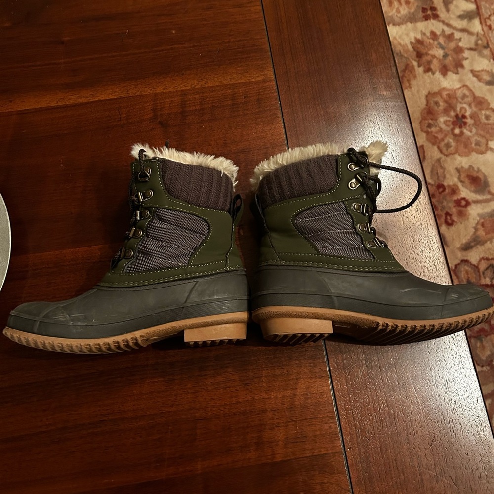 Green Winter Boots with Fur Trim. Size 6. Cozy and warm. Only worn a few times